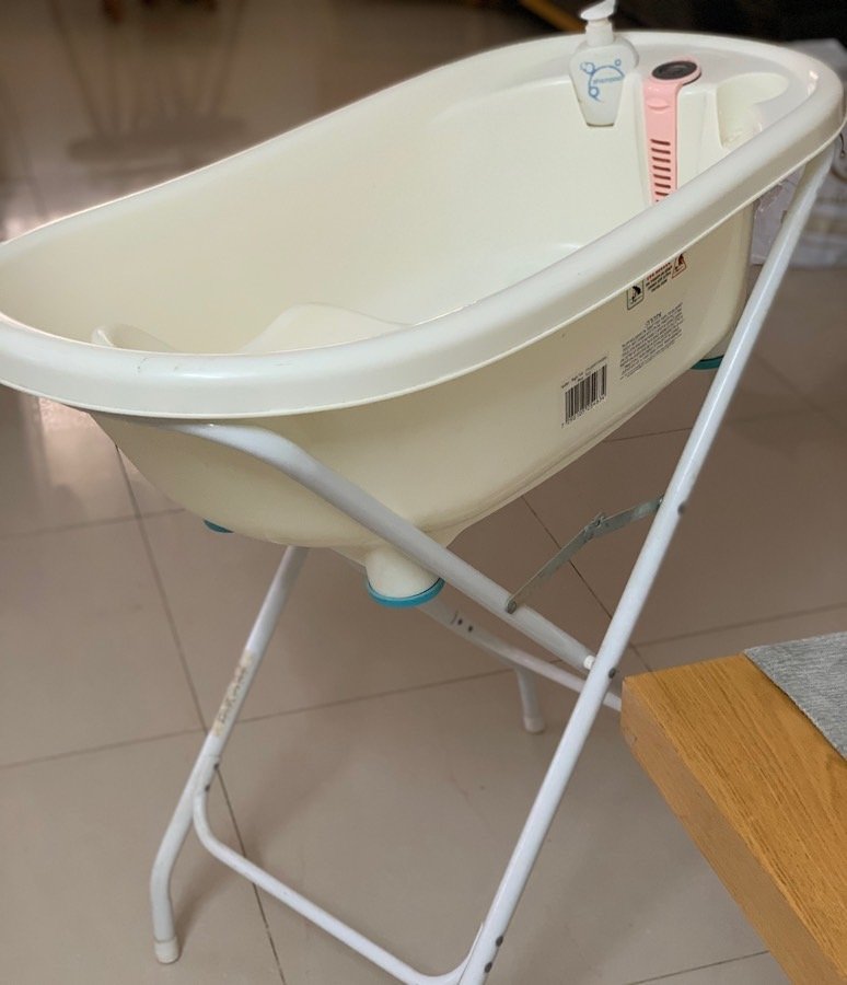 بانيو استحمام ماركه twigi مع قاعدة مع كامل اغراضة