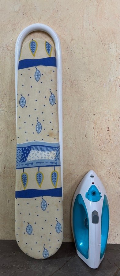 مكواه-مع-طاوله