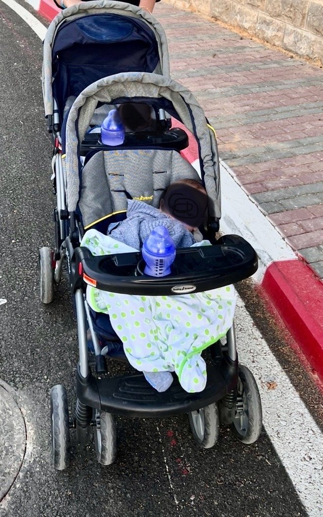 عربية توأم  و كرسيين اكل